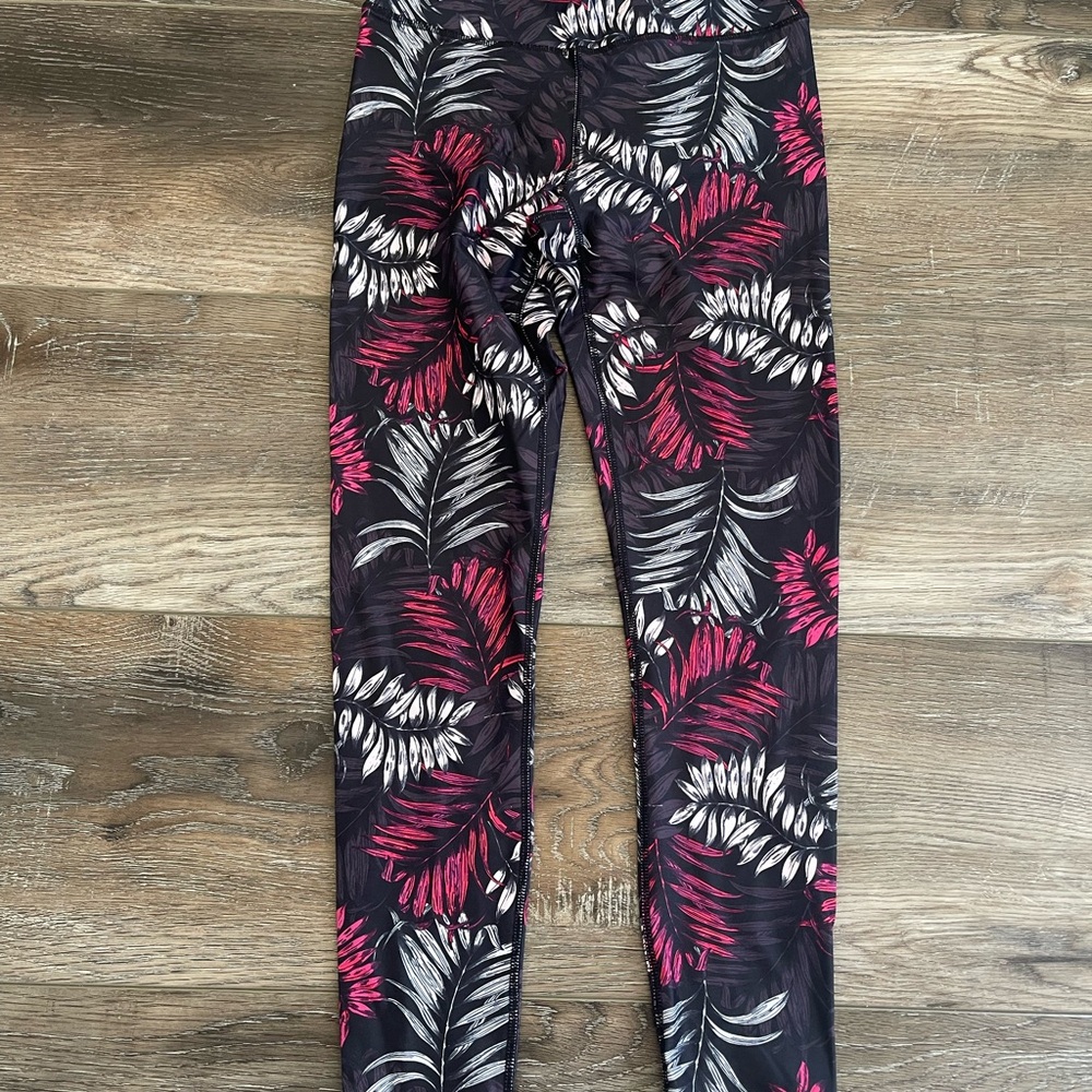 Fabletics 7/8 Black capris with Pink and White Leaf Print NWT size XS